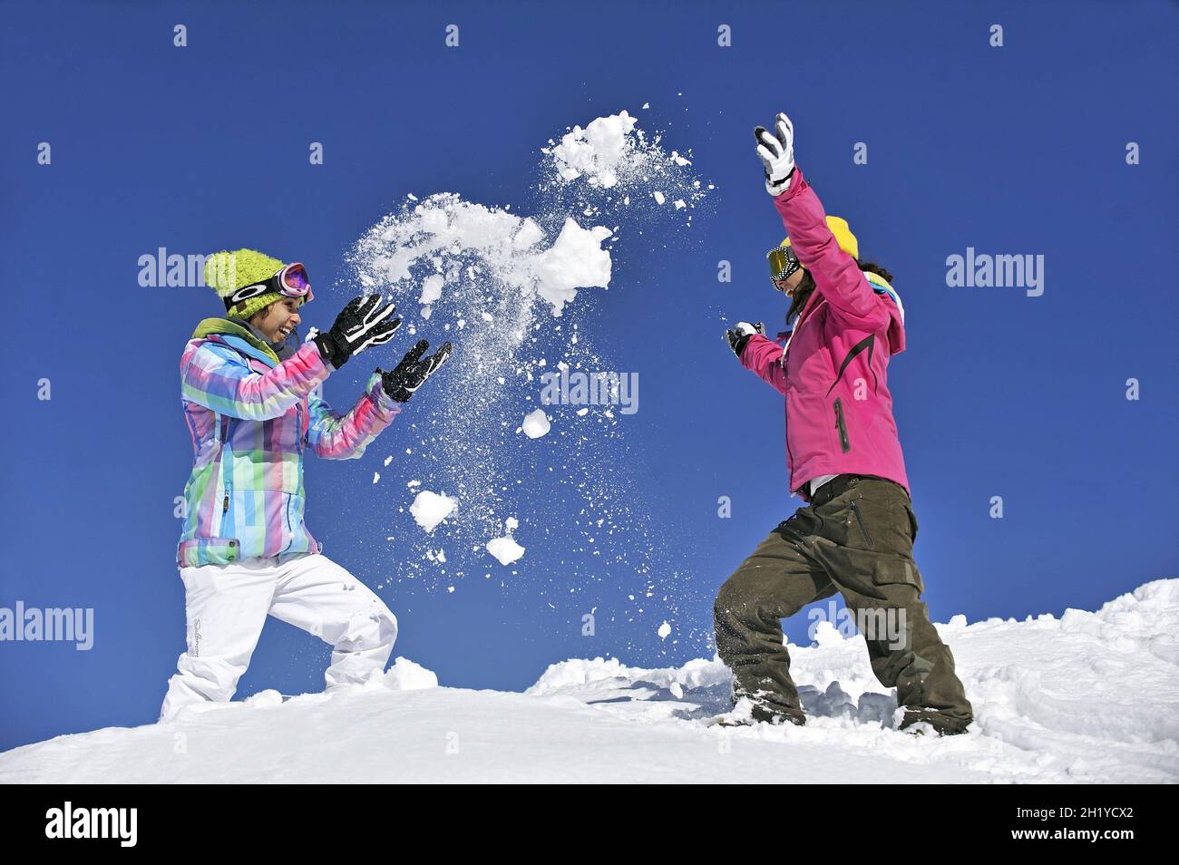 COMBAT DE BOULES DE NEIGE, VACANCES DE SPORTS D'HIVER, SAVOIE (73), FRANCE Banque D'Images