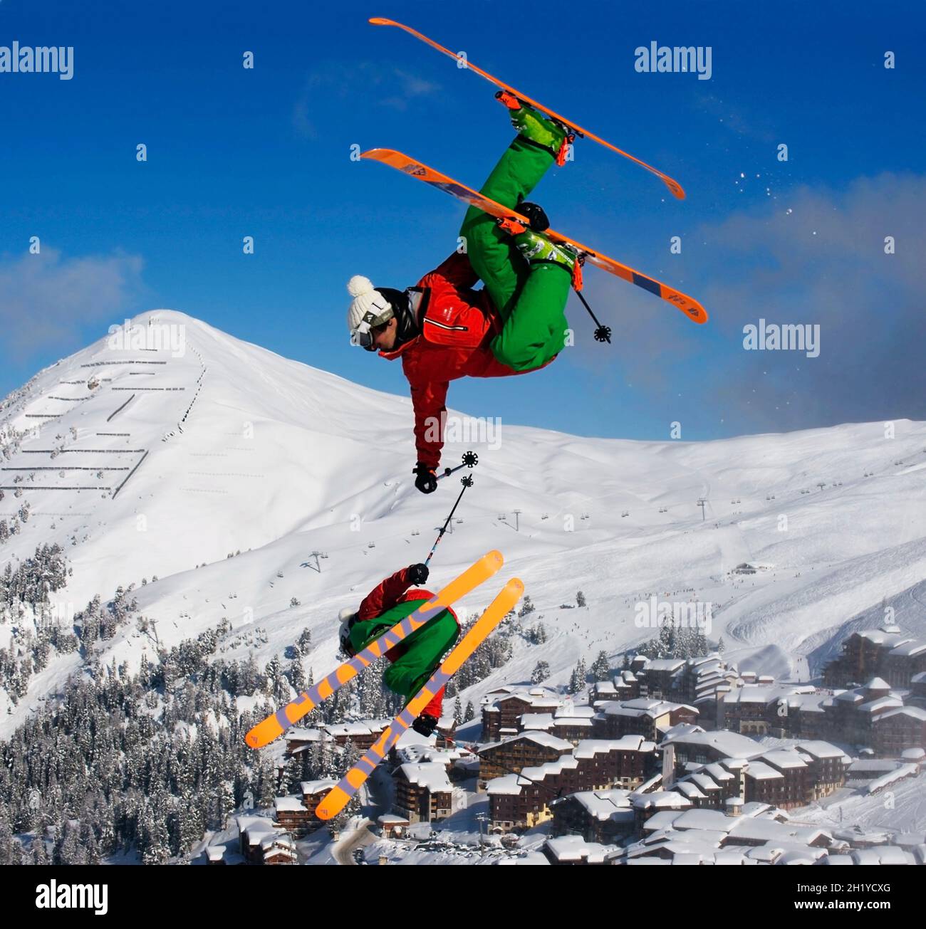 SKI ACROBATIQUE AU-DESSUS DE LA PLAGNE, TARENTAISE, SAVOIE (73), RHÔNE-ALPES, FRANCE Banque D'Images
