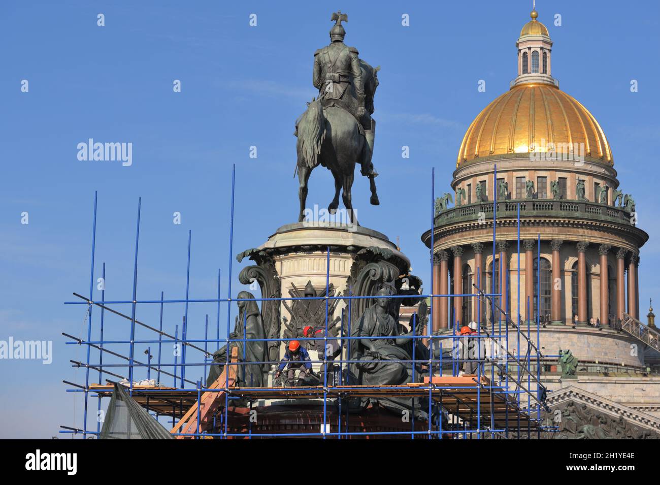 Monument à l'empereur Nicolas I après restauration contre le dôme de la cathédrale Saint-Isaac à Saint-Pétersbourg, Russie Banque D'Images