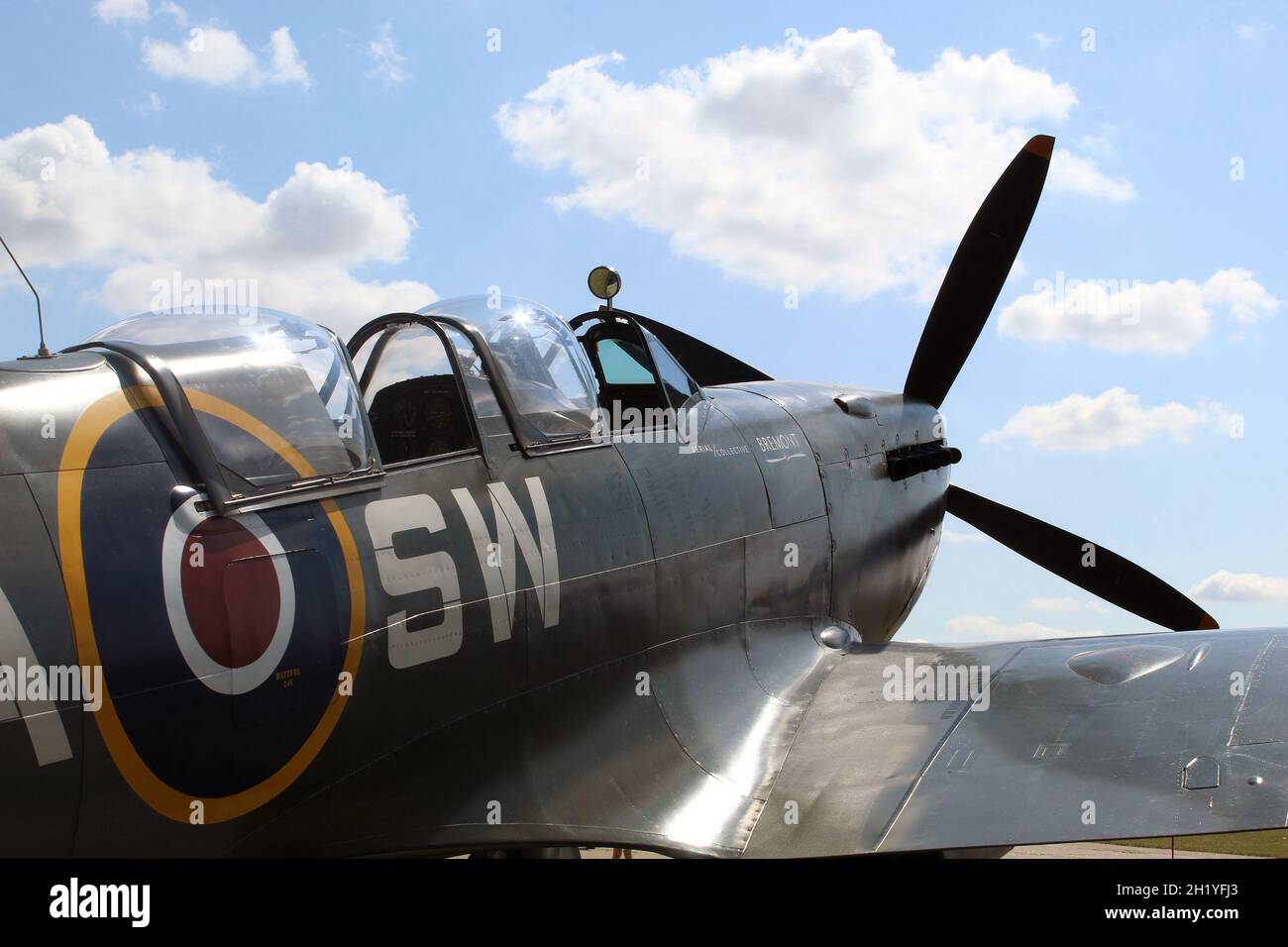 Spitfire T.IX PT462 lors d'un spectacle aérien, terrain d'aviation de Duxford, Cambridgeshire Banque D'Images