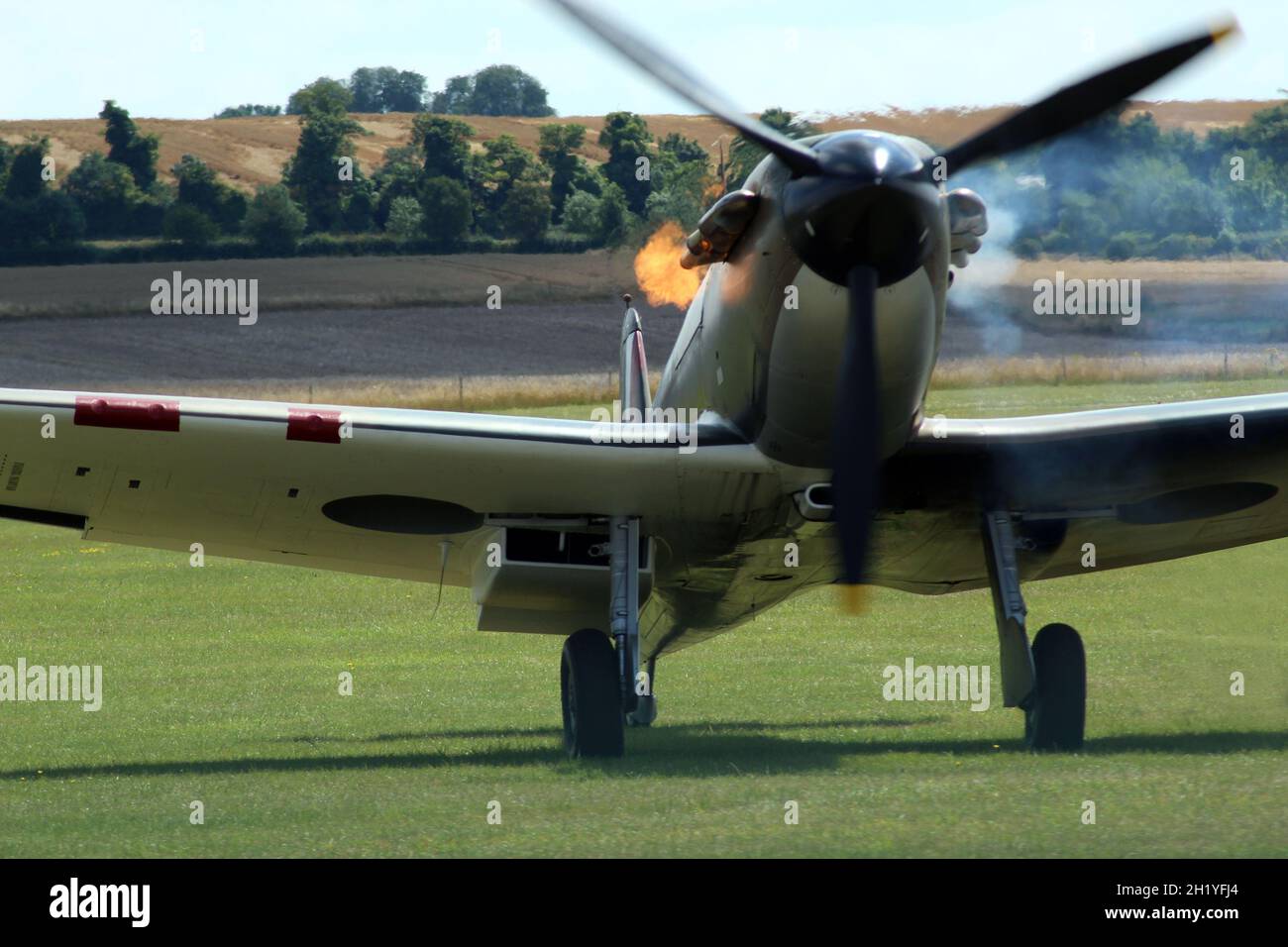 Spitfire Mk1 N3200, le démarrage de son moteur lors d'un spectacle aérien, terrain d'aviation de Duxford, Cambridgeshire Banque D'Images