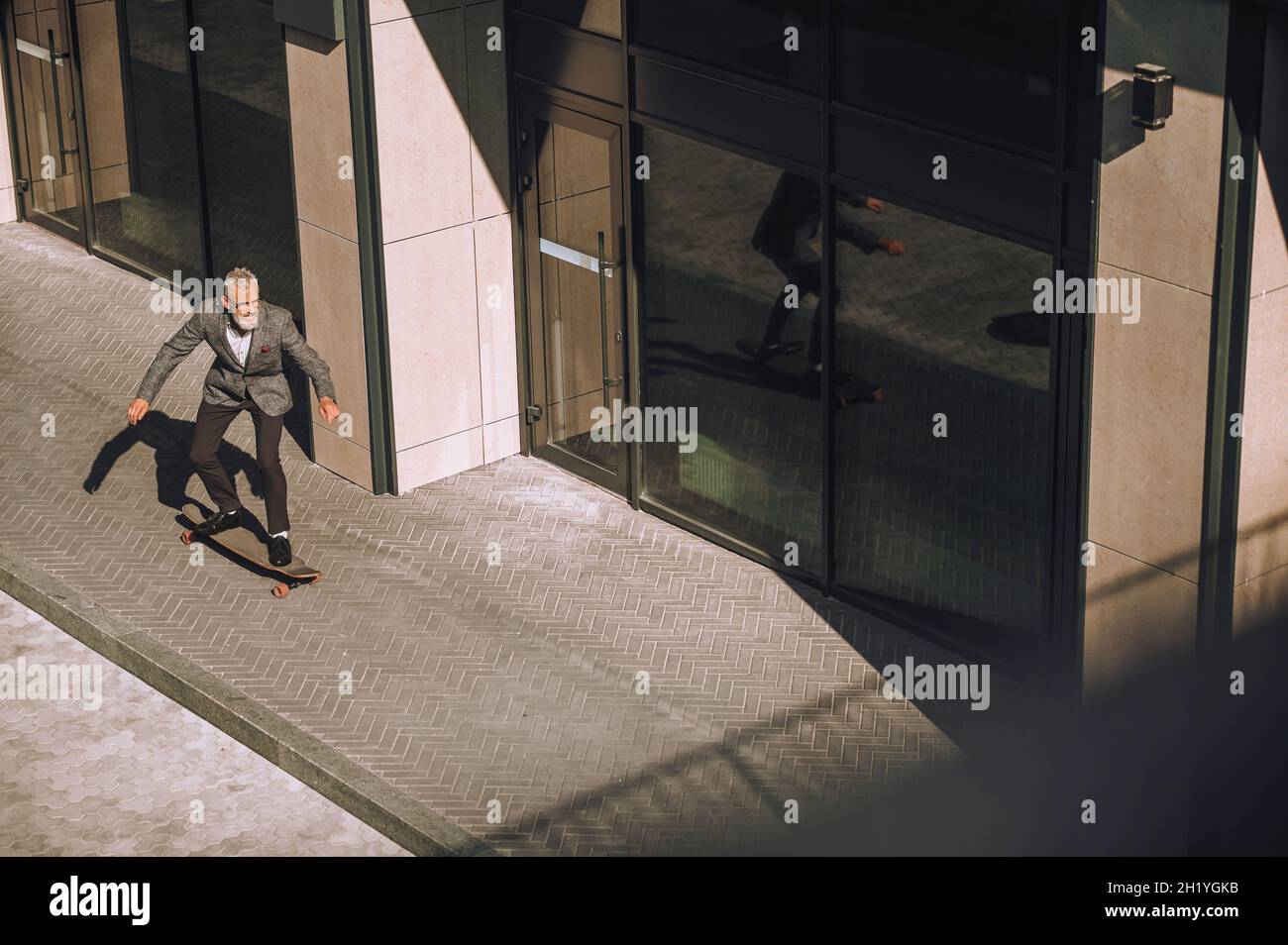 Vue de dessus d'un quartier offensé et d'un homme sur un skateboard Banque D'Images