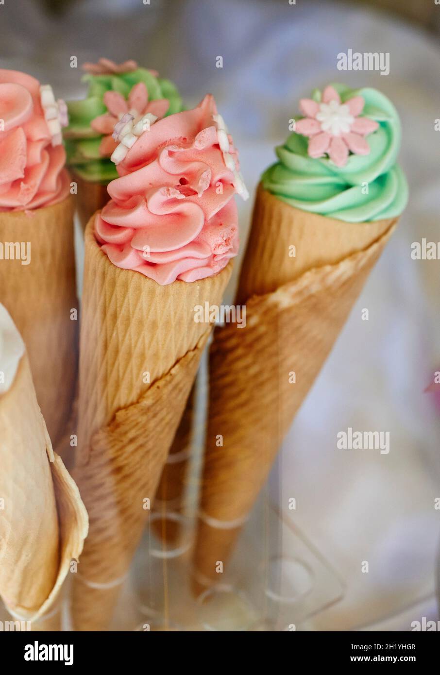 Cornets de crème glacée avec fleurs de meringue et de sucre Banque D'Images