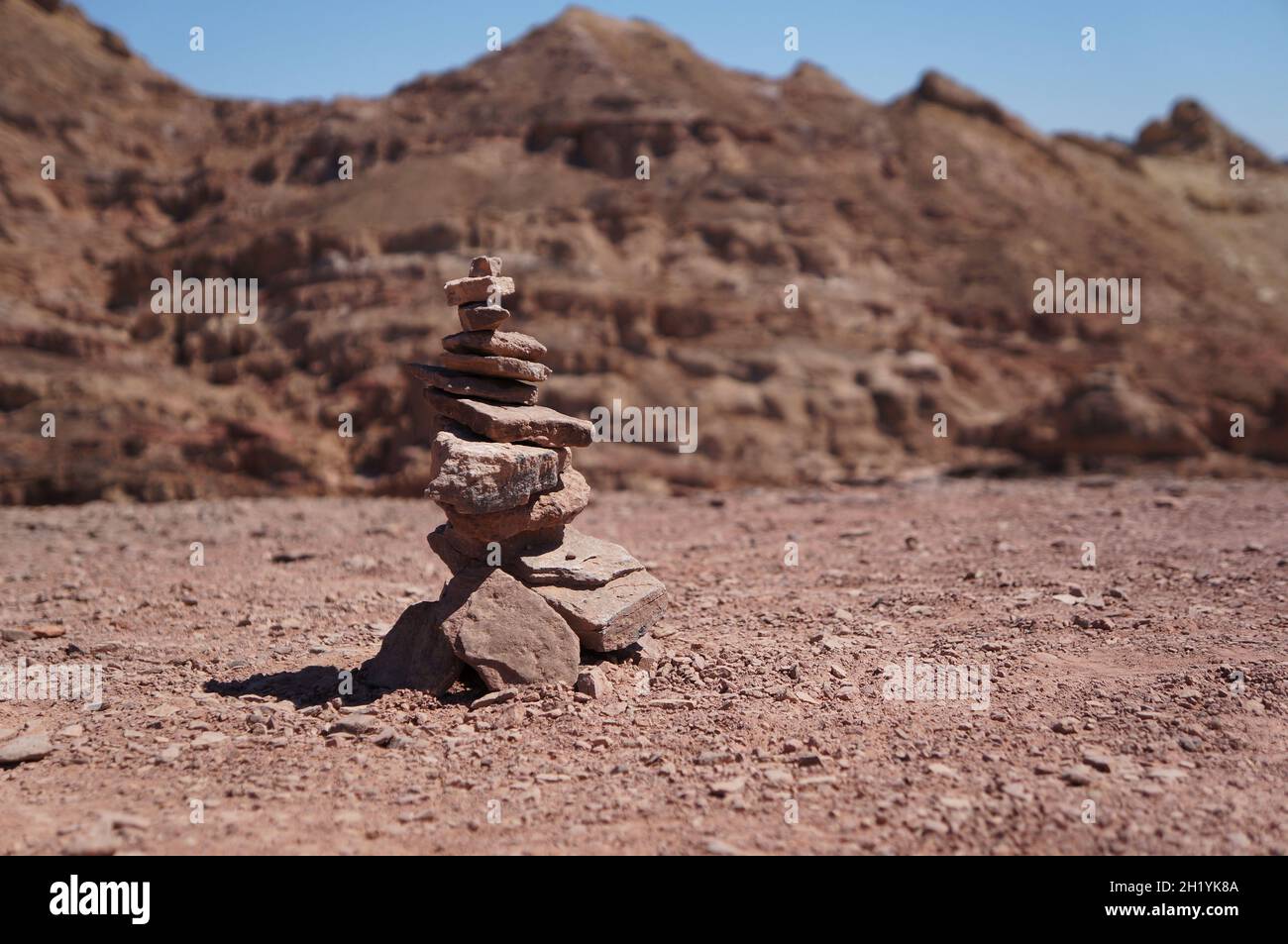 Rock cairn dans les montagnes, sélective concentration sur les rochers.L'arrière-plan est délibérément flou Banque D'Images