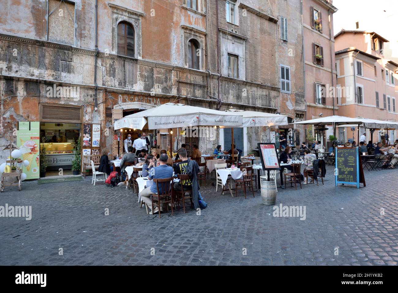 Italie, Rome, Ghetto juif, via del Portico d'Ottavia Banque D'Images