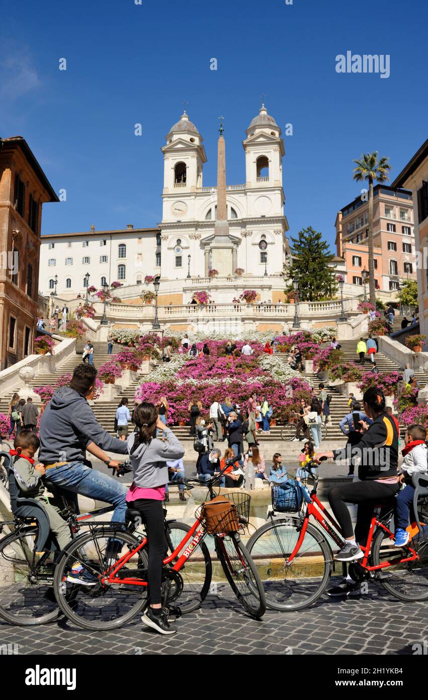 Italie, Rome, les marches espagnoles avec des fleurs au printemps Banque D'Images