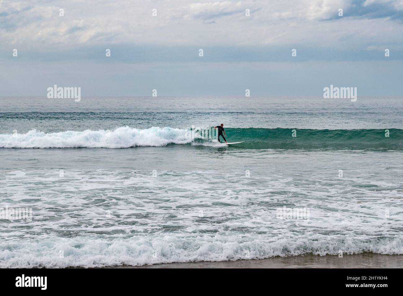 La plage principale de Bidart - plage centrale ou grande place - est un endroit populaire pour les surfeurs et bordé de falaises, s'étendant le long de la côte atlantique Banque D'Images
