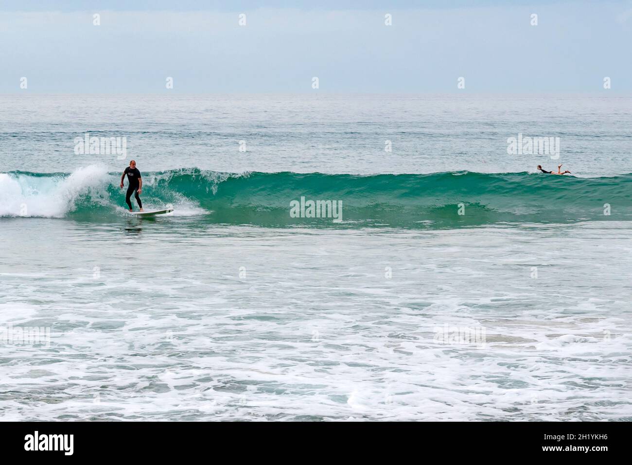 La plage principale de Bidart - plage centrale ou grande place - est un endroit populaire pour les surfeurs et bordé de falaises, s'étendant le long de la côte atlantique Banque D'Images