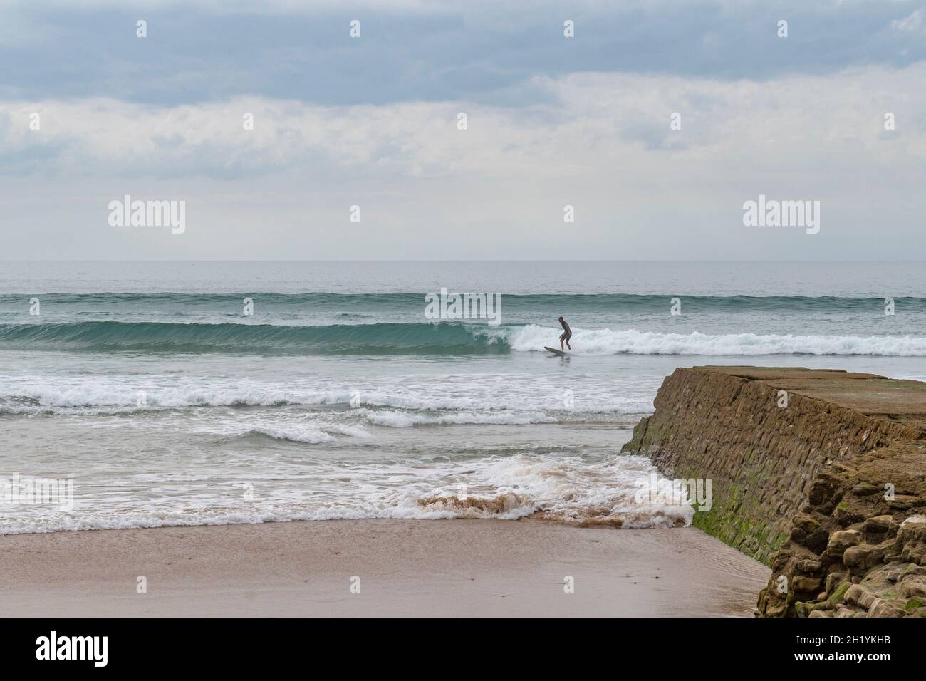 La plage principale de Bidart - plage centrale ou grande place - est un endroit populaire pour les surfeurs et bordée de falaises, s'étendant le long de la côte atlantique Banque D'Images