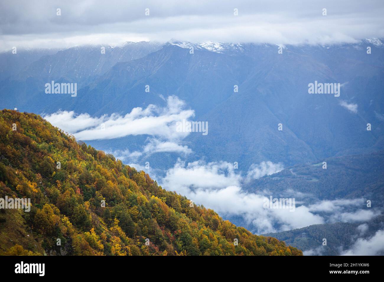 Paysage d'automne de montagne dans les montagnes Thaucasus.Roza Khutor, Sotchi. Banque D'Images