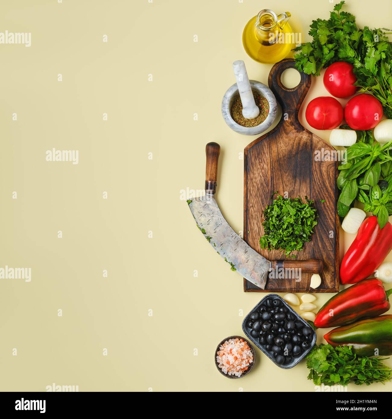 Vue de dessus de mezzaluna et légumes frais.Concept World vegan Food Day. Banque D'Images