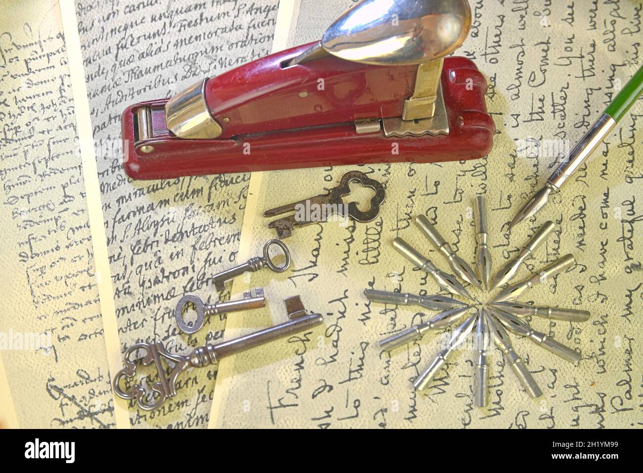 Gros plan des accessoires sur l'écriture manuscrite vintage.Touches vintage, agrafeuse, pointes métalliques et vieux stylet.Papeterie vintage.Pose à plat Banque D'Images