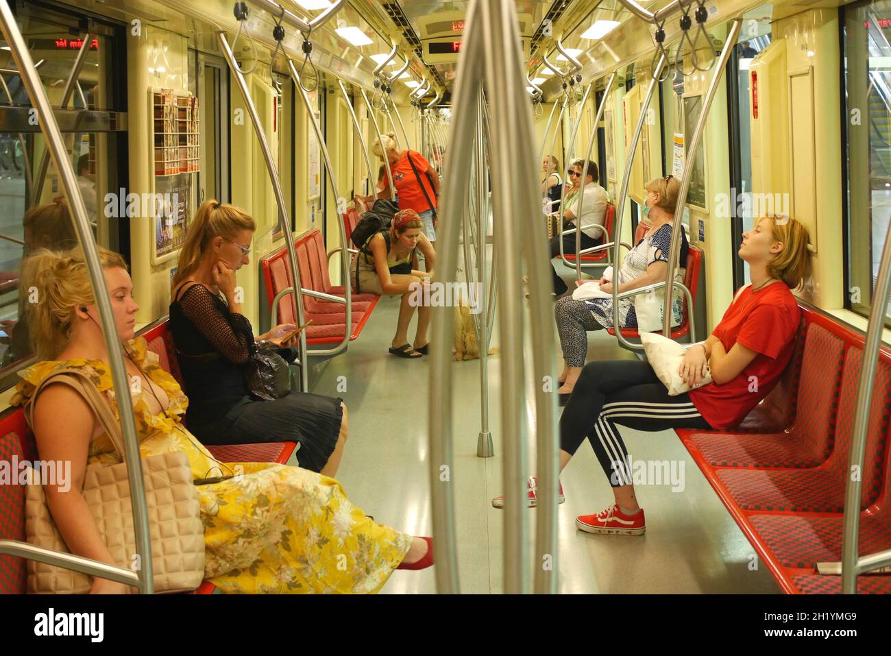 Passagers en voiture sur le métro de Budapest, nouvelle ligne 4, Budapest, Hongrie Banque D'Images