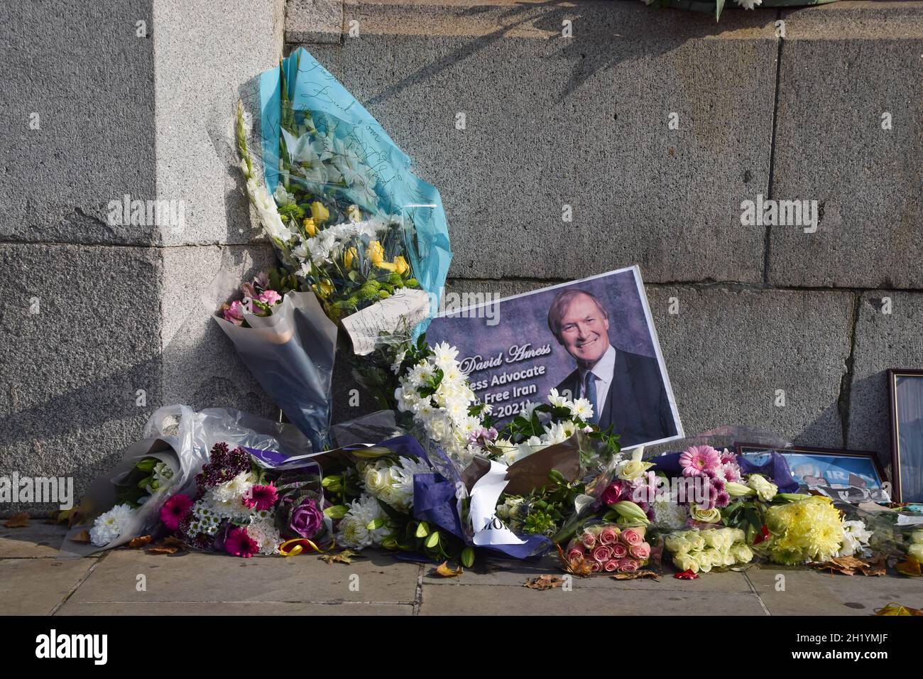 Londres, Royaume-Uni.19 octobre 2021.Fleurs et hommages au député conservateur Sir David Amess à l'extérieur des chambres du Parlement.Credit: Vuk Valcic/Alamy Live News Banque D'Images