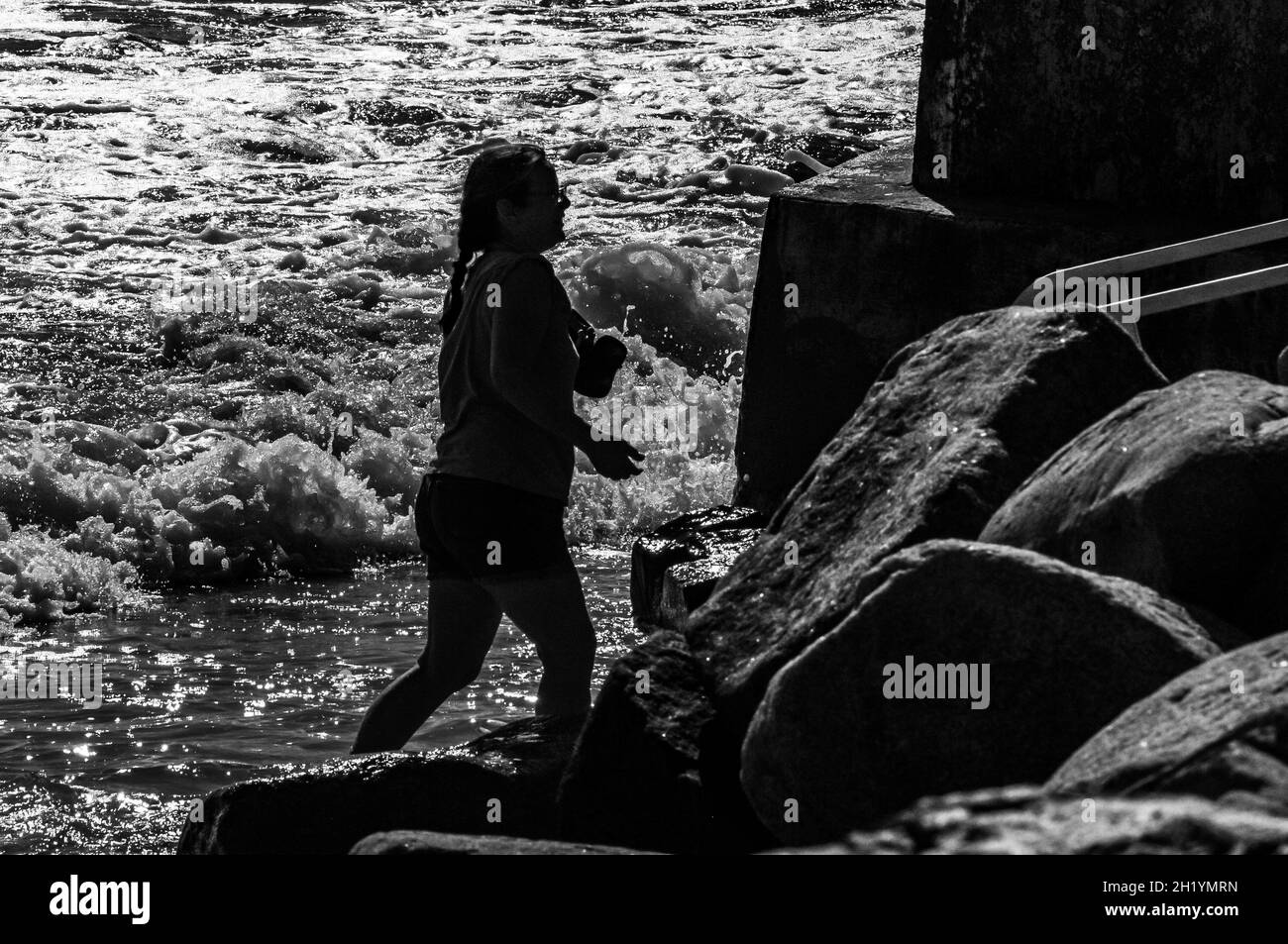 Une femme en vacances a passé un très long séjour sur la plage, et les gens lui ont dit de faire attention à la marée arrive.Mais elle a été surprise par Banque D'Images