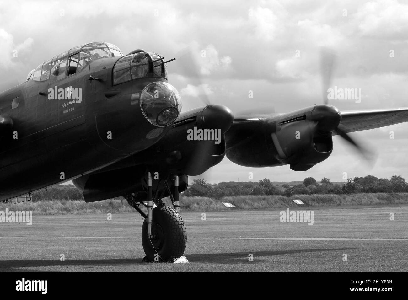 Bataille de Grande-Bretagne, vol commémoratif Lancaster Bomber contrôle des moteurs à l'aérodrome de Duxford, Cambridgeshire Banque D'Images