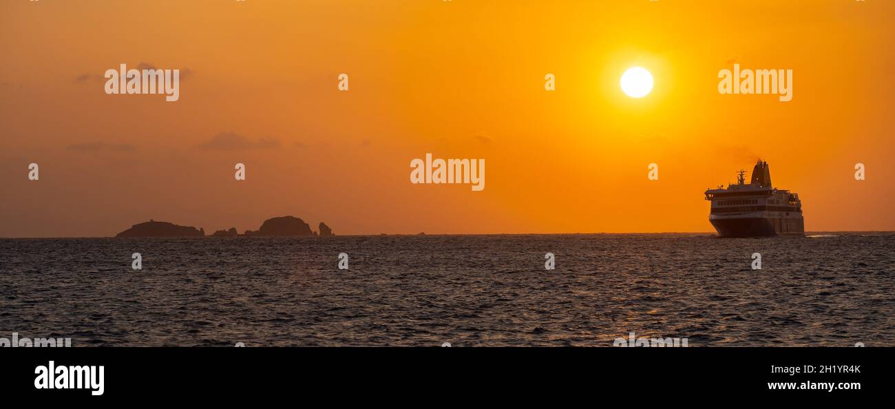 Blue Star Ferries bateau au coucher du soleil, au port de Paros, Grèce Banque D'Images