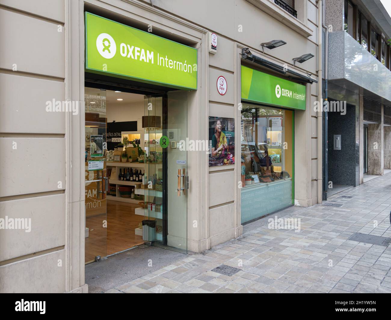 VALENCE, ESPAGNE - 14 OCTOBRE 2021 : Oxfam est une confédération de 20 organisations caritatives indépendantes qui se concentrent sur la lutte contre la pauvreté dans le monde Banque D'Images