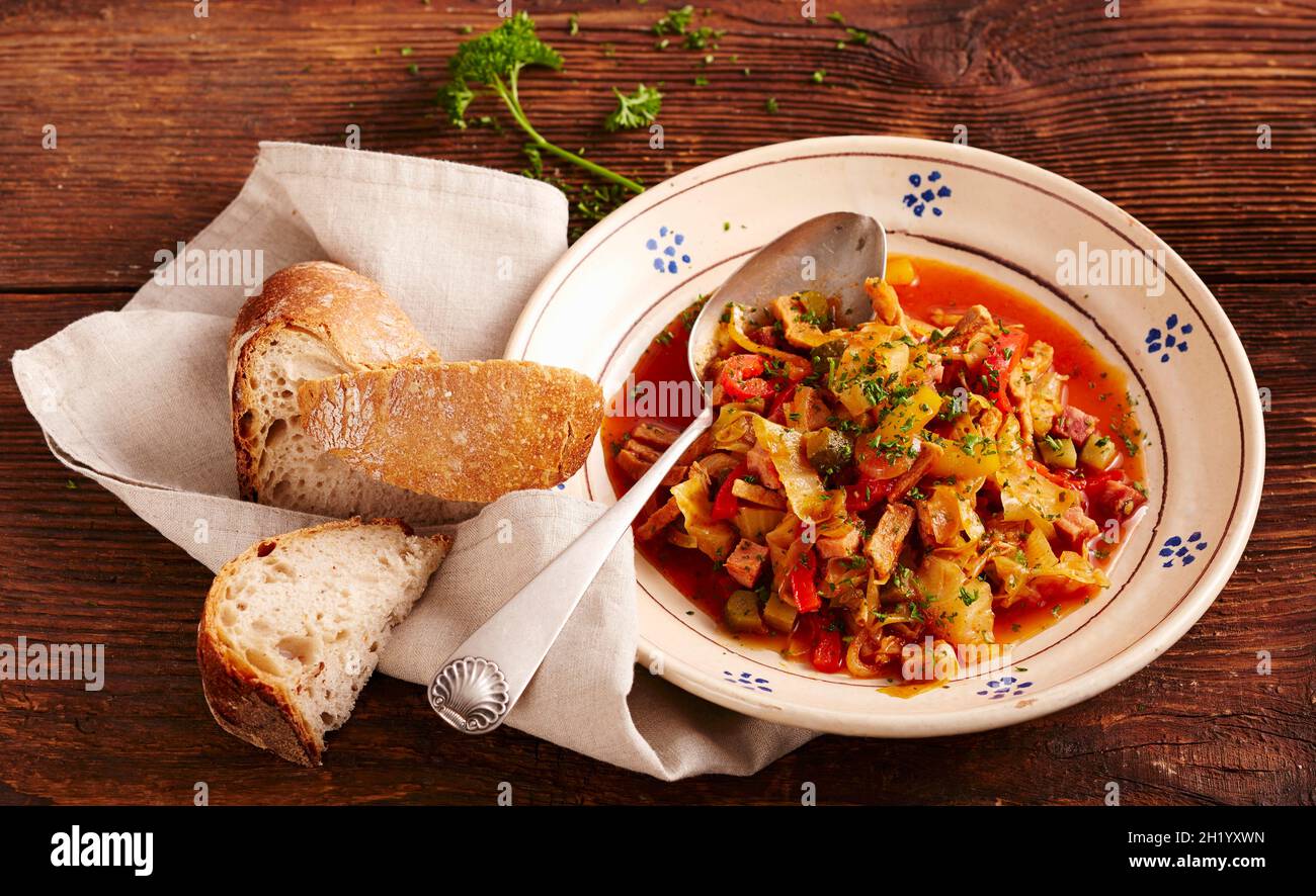 Solyanka (soupe de chou au porc, Europe de l'est) Banque D'Images