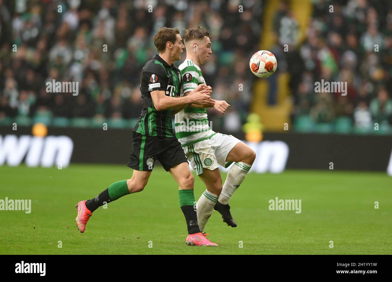 Glasgow, Royaume-Uni.19 octobre 2021.Kristoffer Zachariassen de Ferencv‡ros et Adam Montgomery du Celtic lors du match de l'UEFA Europa League au Celtic Park, Glasgow.Crédit photo à lire: Neil Hanna/Sportimage crédit: Sportimage/Alamy Live News Banque D'Images