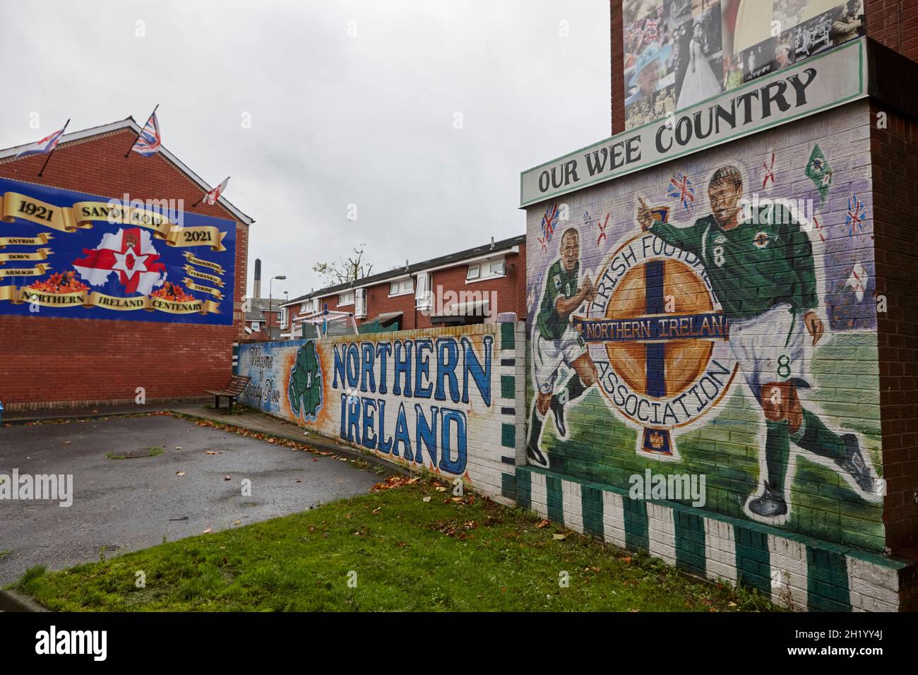 peinture murale de l'équipe de football d'irlande du nord et peinture murale du centenaire de l'irlande du nord rangée de sable belfast irlande du nord Banque D'Images