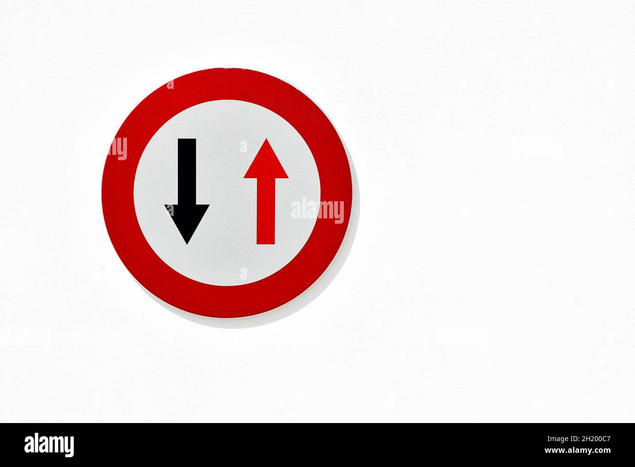 Panneau de signalisation - priorité de passage - sur fond blanc. Banque D'Images