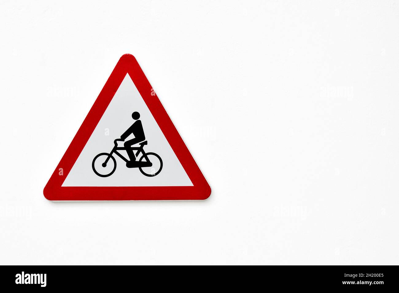 Panneau de signalisation - danger vélos - sur fond blanc. Banque D'Images