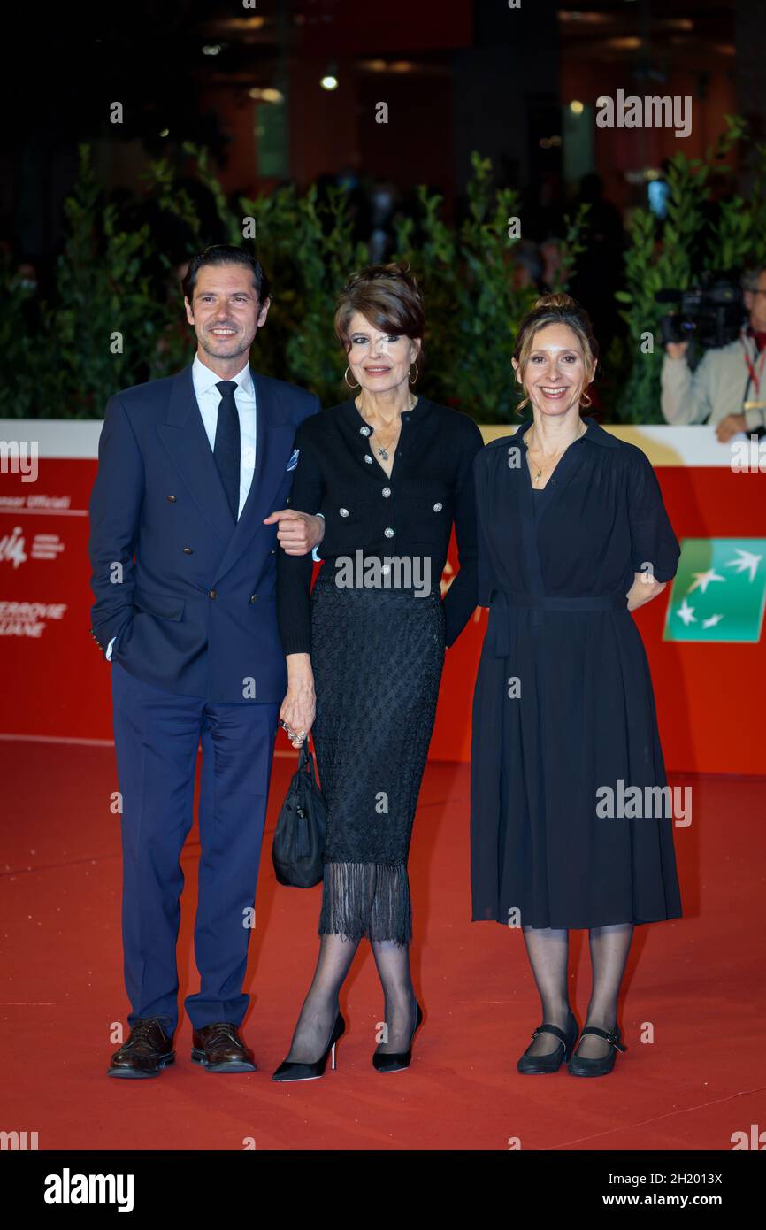 ROME, ITALIE - OCTOBRE 16: Melvin Poupad, Fanny Ardant et la réalisatrice Carine Tardieu assistent au tapis rouge du film "les jeunes amants" (les jeunes amoureux) lors du 16ème Festival du film de Rome 2021 le 16 octobre 2021 à Rome, Italie. Banque D'Images