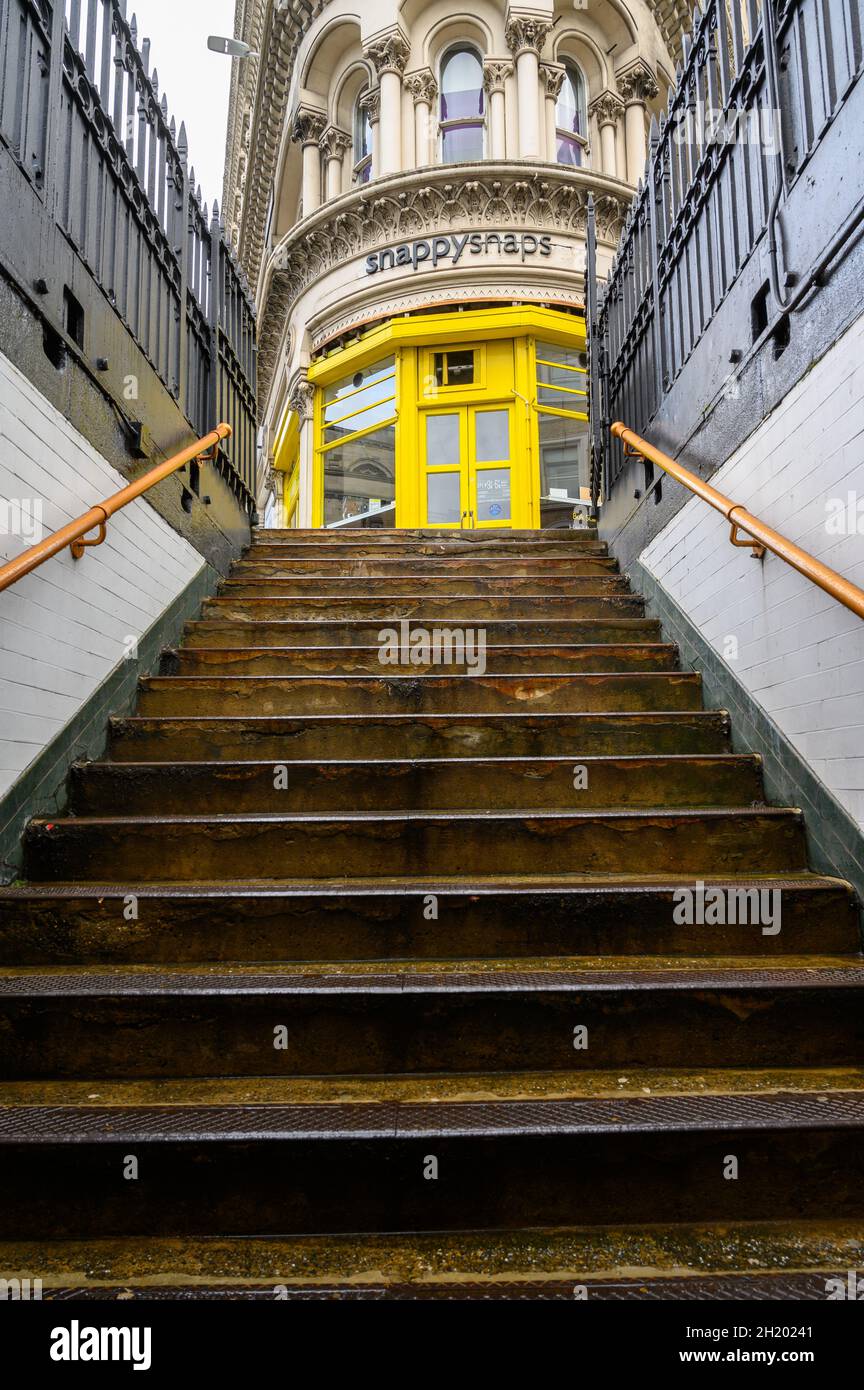 Escaliers de la station de métro Mansion House menant au niveau de la rue avec le laboratoire d'impression numérique de Snappysnaps au coin de la rue. Banque D'Images