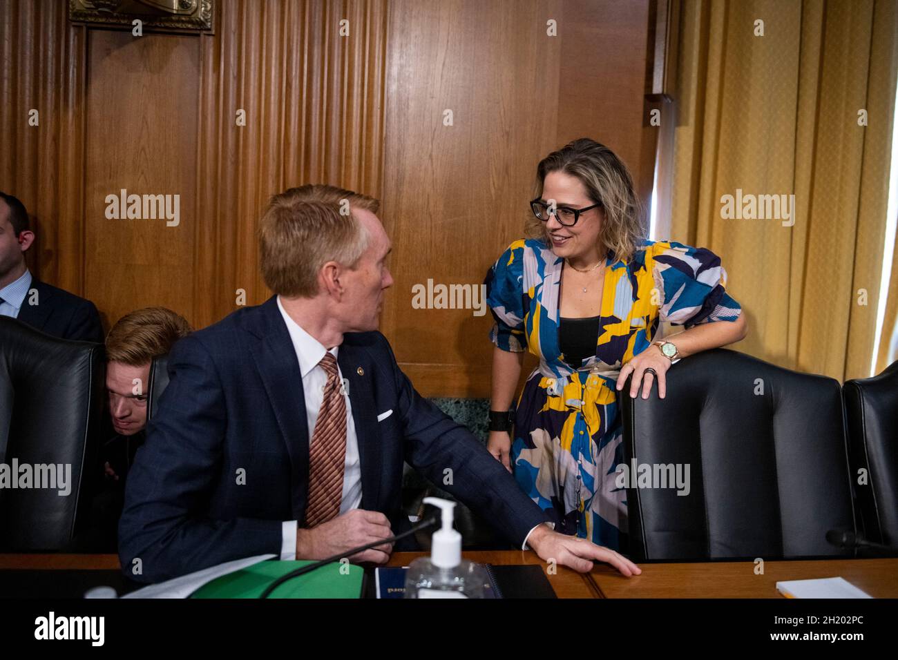 Le sénateur américain James Lankford (républicain de l'Oklahoma), à gauche, s'entretient avec le sénateur américain Kyrsten Sinema (démocrate de l'Arizona), à droite, avant une audience du Comité sénatorial des finances des États-Unis pour examiner la nomination de Chris Magnus au poste de commissaire des douanes et de la protection des frontières des États-Unis,Département de la sécurité intérieure à Capitol Hill, Washington, DC, le mardi 19 octobre 2021.(Photo de Rod Lamkey/Pool/Sipa USA) crédit: SIPA USA/Alay Live News Banque D'Images