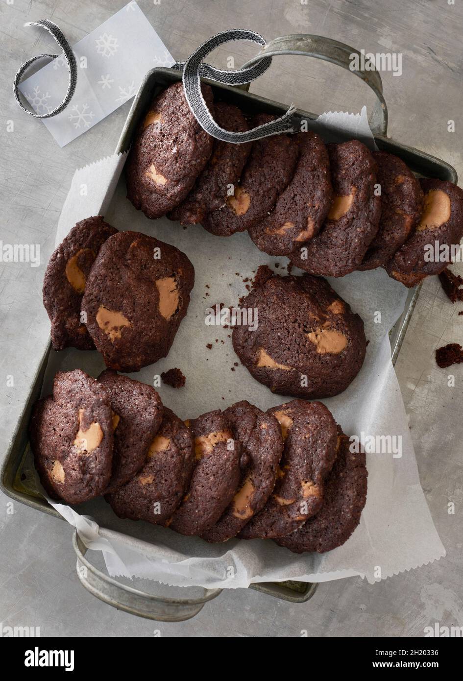 Biscuits au chocolat dans un plateau métallique Banque D'Images