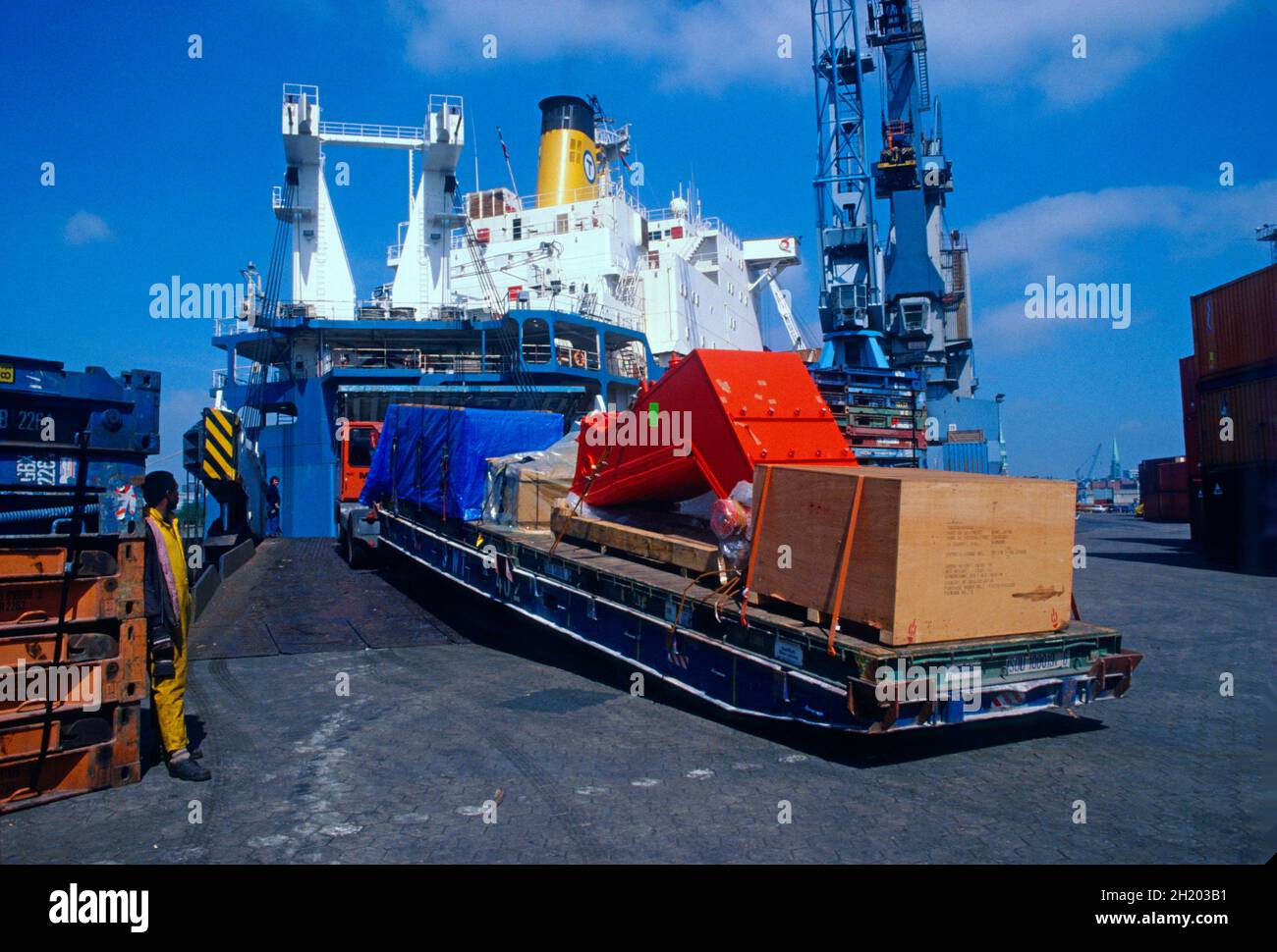 Opération Ro-Ro dans le port de Hambourg. Banque D'Images