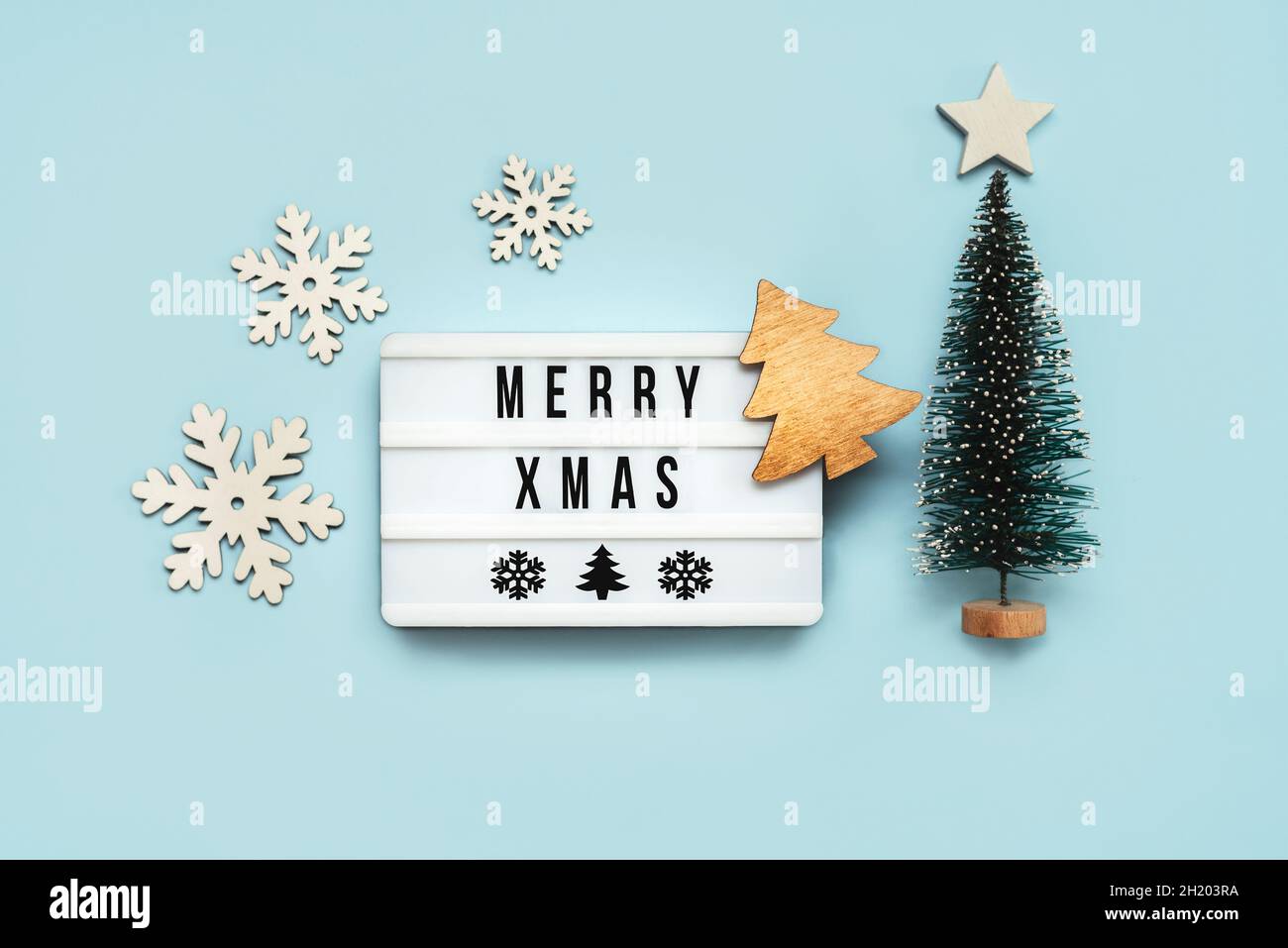 Merry Christmas.Light Box avec le texte Merry Xmas et la décoration de Noël sur fond bleu.Christmas concept background Banque D'Images