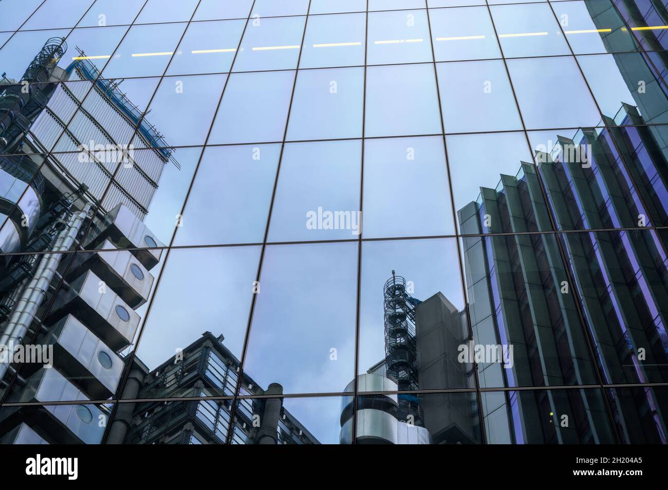 Lloyd's de Londres et les bâtiments Willis se reflètent dans la façade en verre du bâtiment Scalpel sur Lime Street, City of London, Angleterre. Banque D'Images