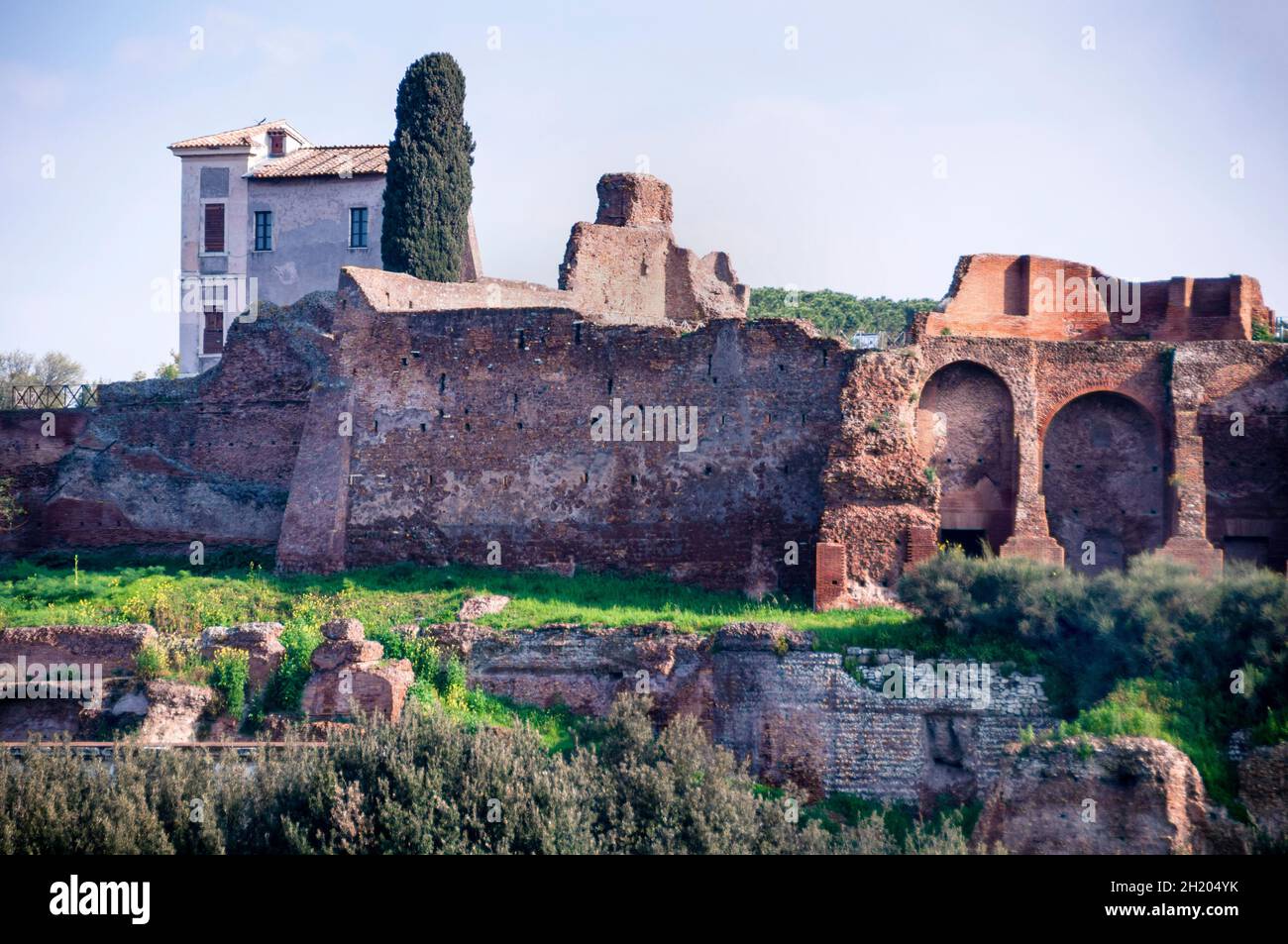 Ruines du Cirque Maximus sur la colline d'Aventin à Rome autrefois un stade de courses de chars et un lieu de divertissement de masse. Banque D'Images