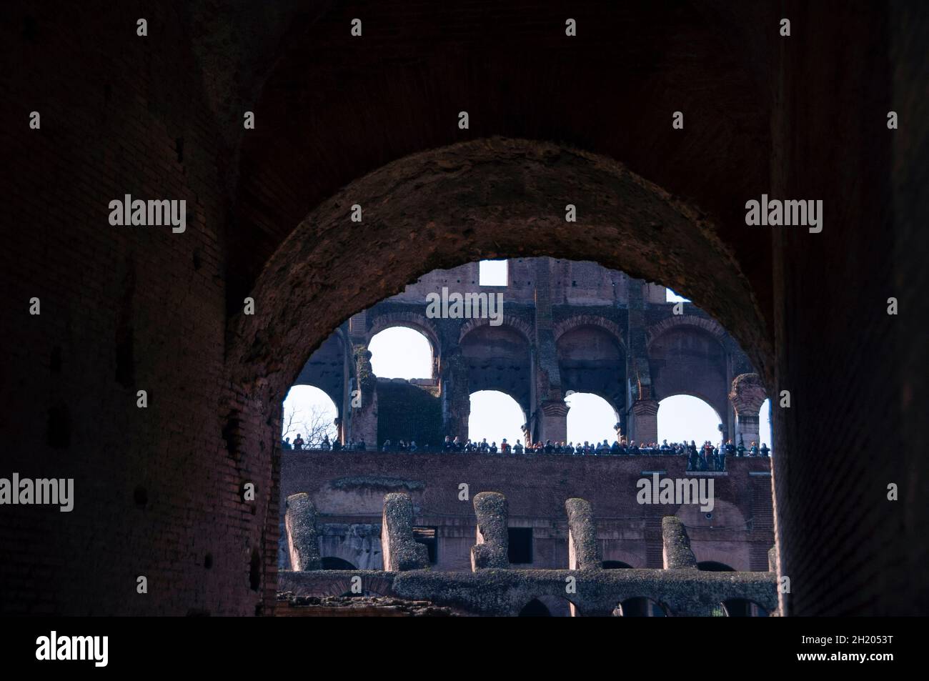 Les visiteurs donnent de l'ampleur au gigantesque Colisée romain, en Italie. Banque D'Images