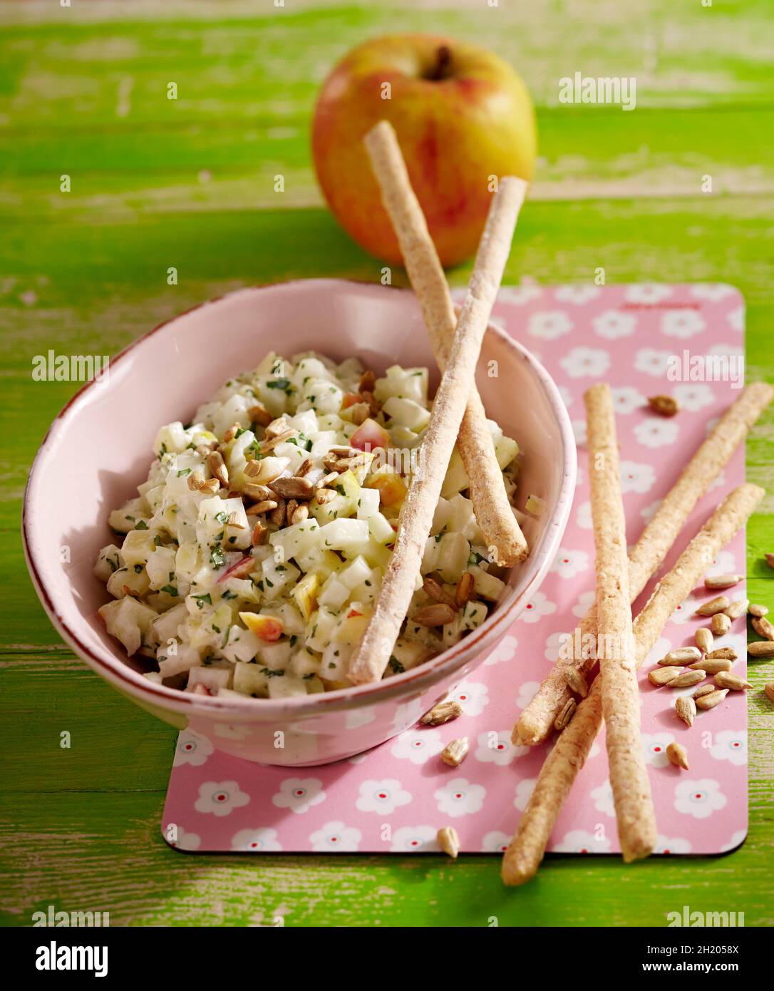 Coleslaw aux pommes et au chou-rave avec bâtonnets de pain et graines de tournesol Banque D'Images