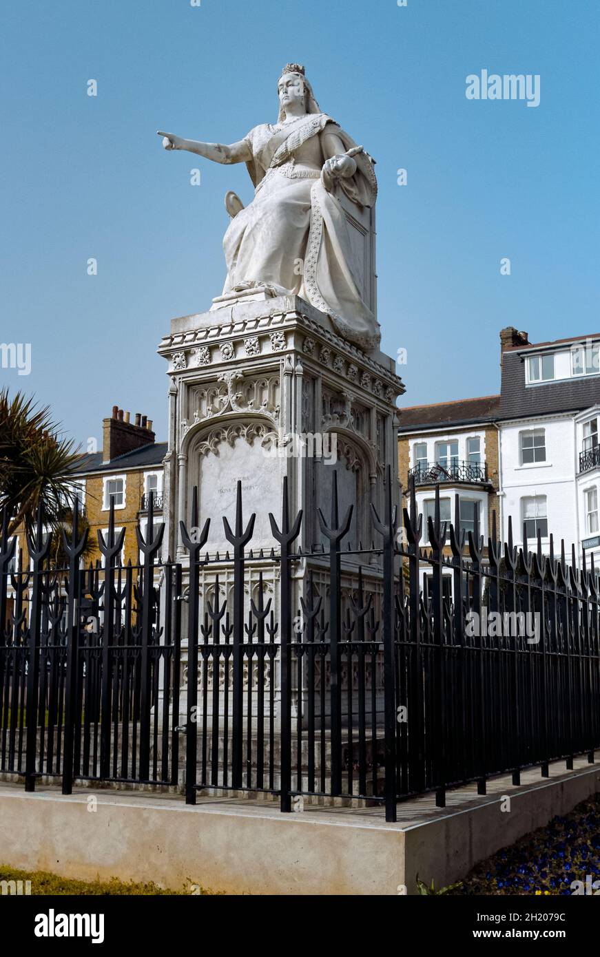 Statue de la reine Victoria érigée en 1898 pour commémorer le jubilé de la reine.La figure de la Reine est enthronée et pointe vers la mer. Banque D'Images