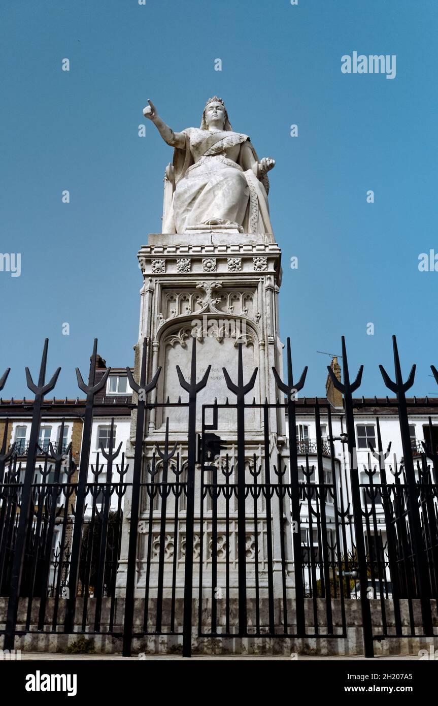 Statue de la reine Victoria érigée en 1898 pour commémorer le jubilé de la reine.La figure de la Reine est enthronée et pointe vers la mer. Banque D'Images