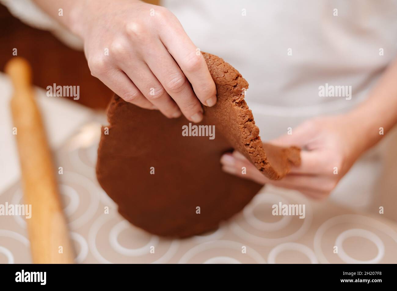 Femme pétriant de la pâte de gingembre dans la cuisine. Banque D'Images