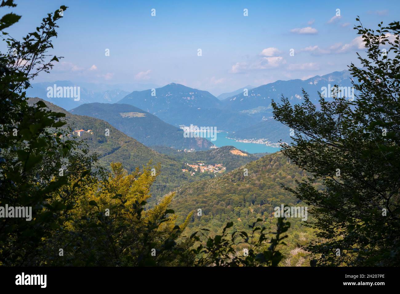 Vue depuis le sommet du Poncione di Ganna vers le canton du Tessin en Suisse et le lac de Lugano.Cuasso al Monte, quartier de Varèse, Lombardie, Italie. Banque D'Images