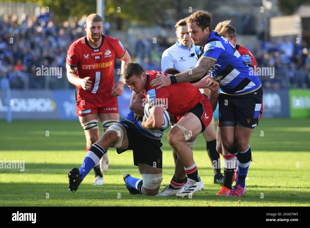 The Recreation Ground, Bath, Angleterre, Royaume-Uni.17 octobre 2021.Ben Earl de Saracens est attaqué par Josh Bayliss (caché) de Bath Rugby et Danny Cipriani lors du match Gallagher English Premiership entre Bath Rugby et Saracens: Credit: Ashley Western/Alay Live News Banque D'Images