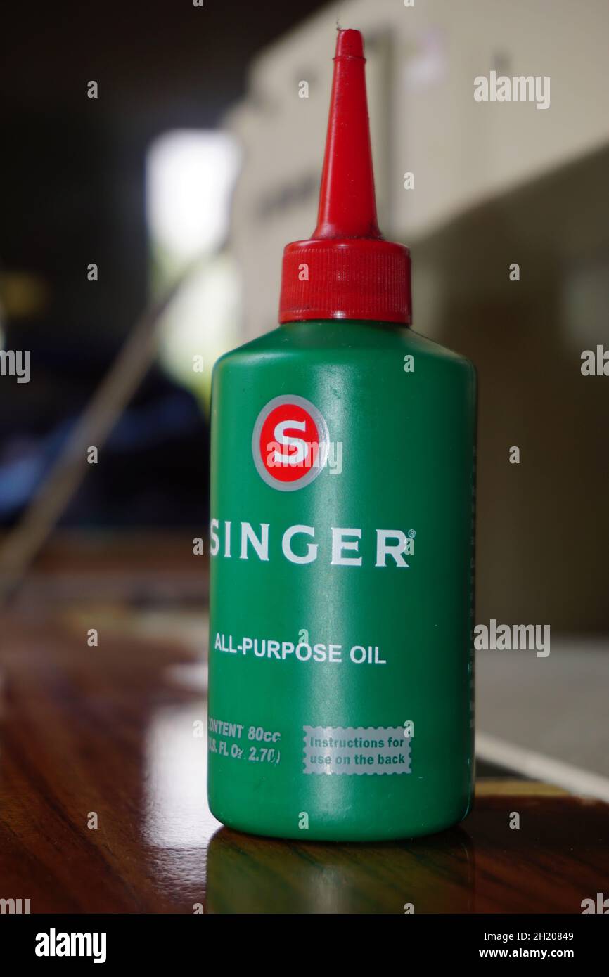 Vert bouteille de lubrifiant pour machine à coudre Photo Stock - Alamy