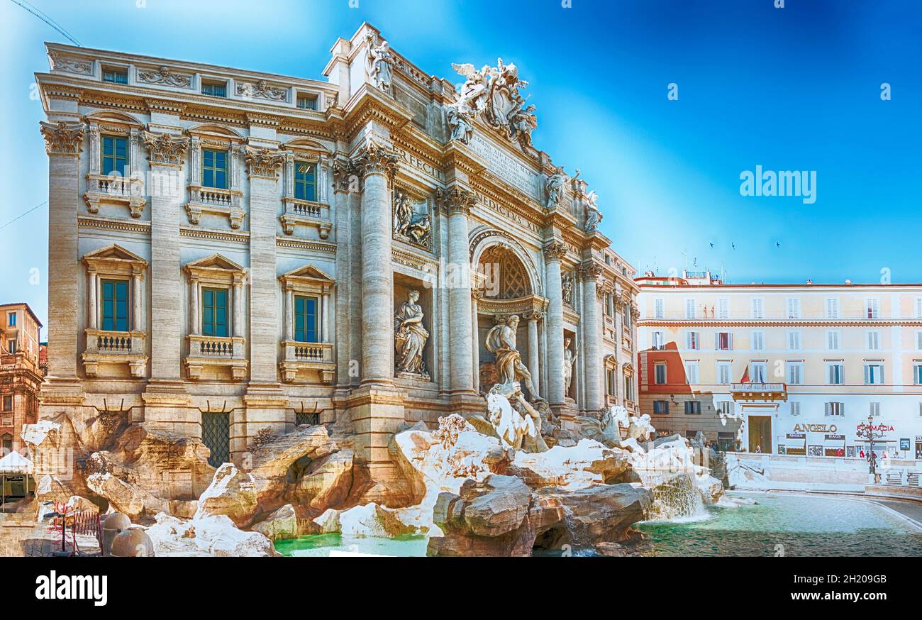 ROME - 24 MAI : vue panoramique sur la fontaine de Trevi, site emblématique du centre-ville de Rome, Italie, 24 mai 2020. C'est l'un des plus célèbres fou Banque D'Images