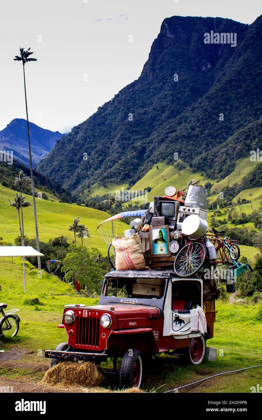SALENTO, COLOMBIE - JUILLET 2021.Jeep Willys traditionnel à la belle vallée de Cocora avec la célèbre colline de Morrogacho en arrière-plan Banque D'Images