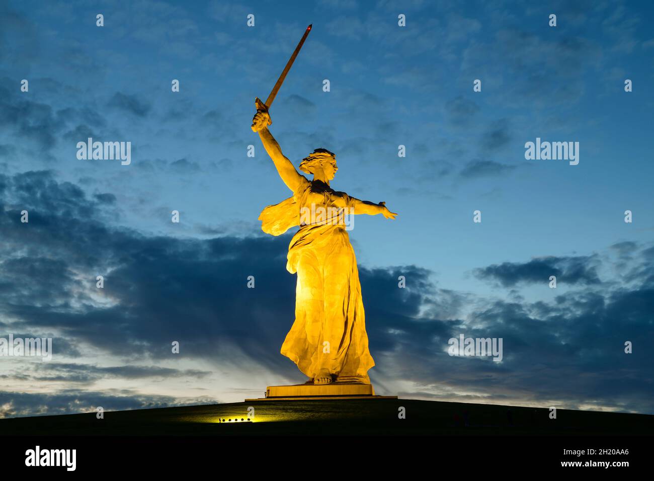 VOLGOGRAD, RUSSIE - 19 SEPTEMBRE 2021 : sculpture « Meloland Calls! »Le soir de septembre.Mamaev Kurgan Banque D'Images VOLGOGRAD, RUSSIE - 19 SEPTEMBRE 2021 : sculpture « Meloland Calls! »Le soir de septembre.Mamaev Kurgan Banque D'Images