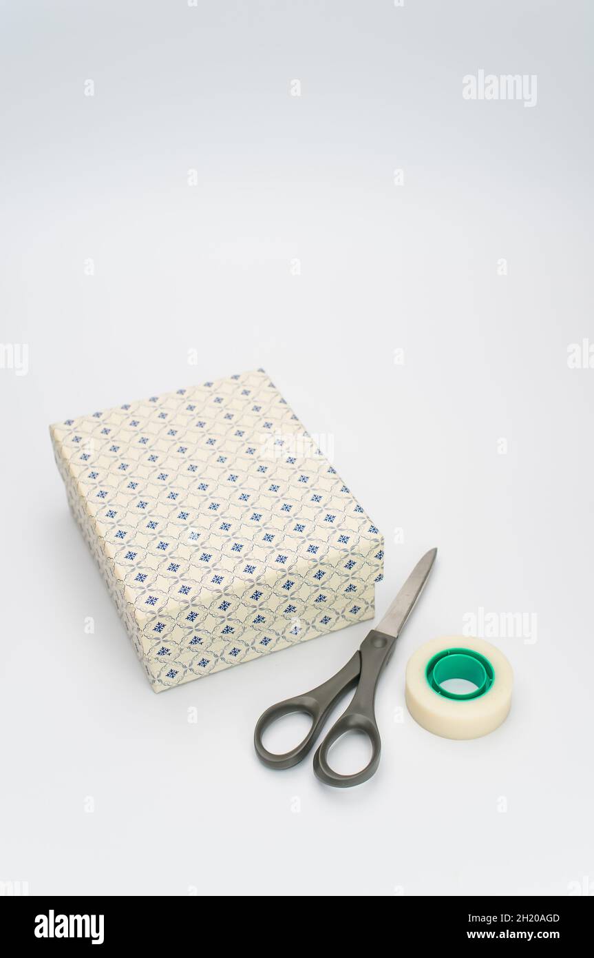 boîte en carton décorée avec couvercle sur le dessus et papeterie sur fond blanc Banque D'Images