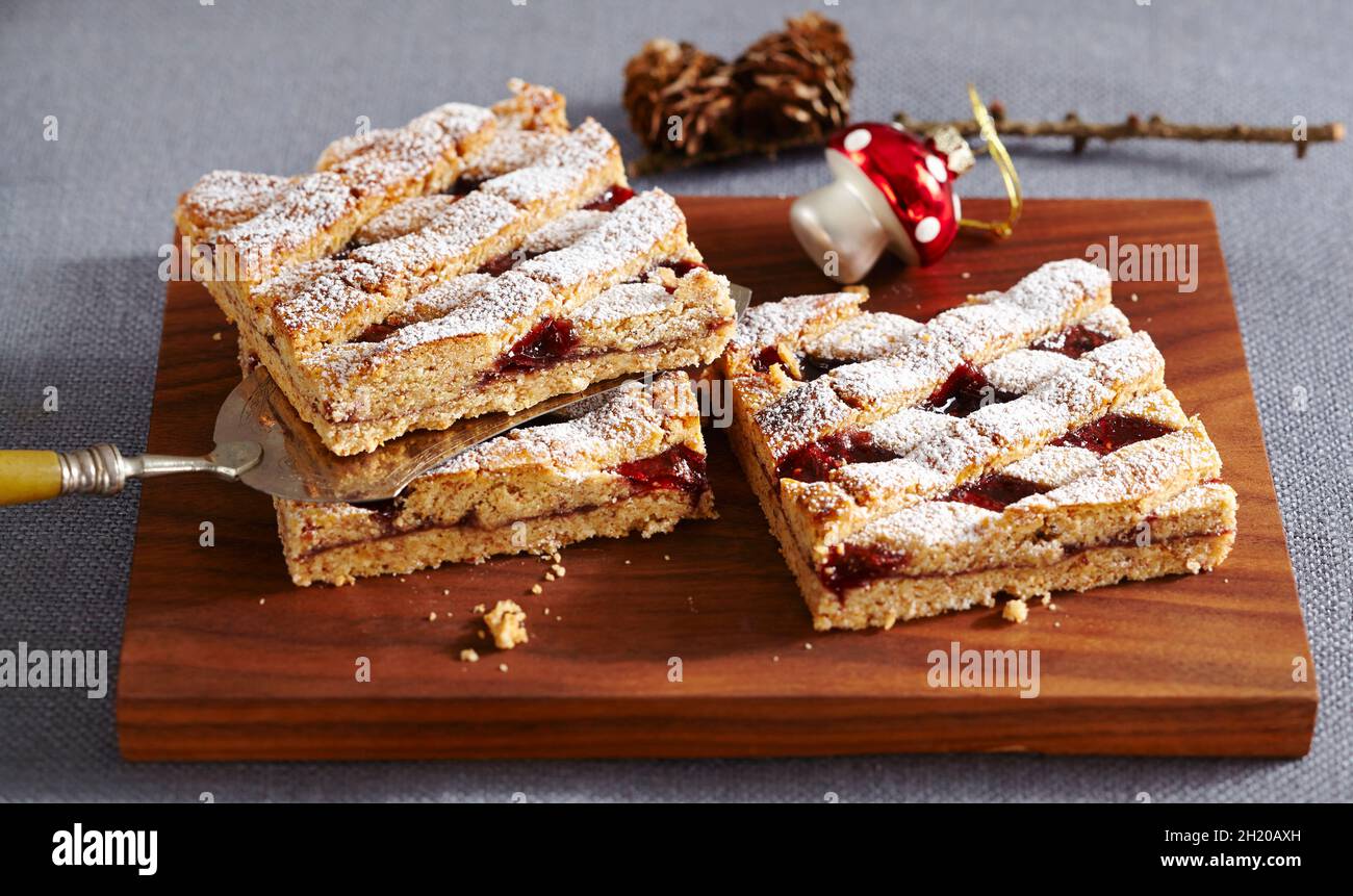 Tartes à croûte courte de Noël avec confiture de framboises Banque D'Images