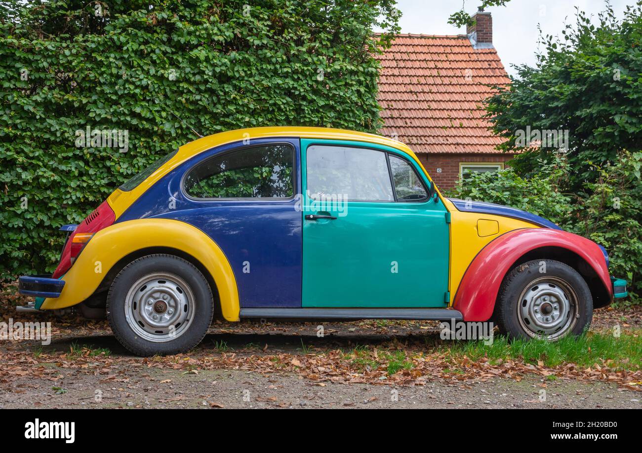 Galder, Brabant Nord, pays-Bas, 02.10.2021, vue latérale de Volkswagen 113 multicolore Beetle Harlequin à partir de l'année 1996 Banque D'Images
