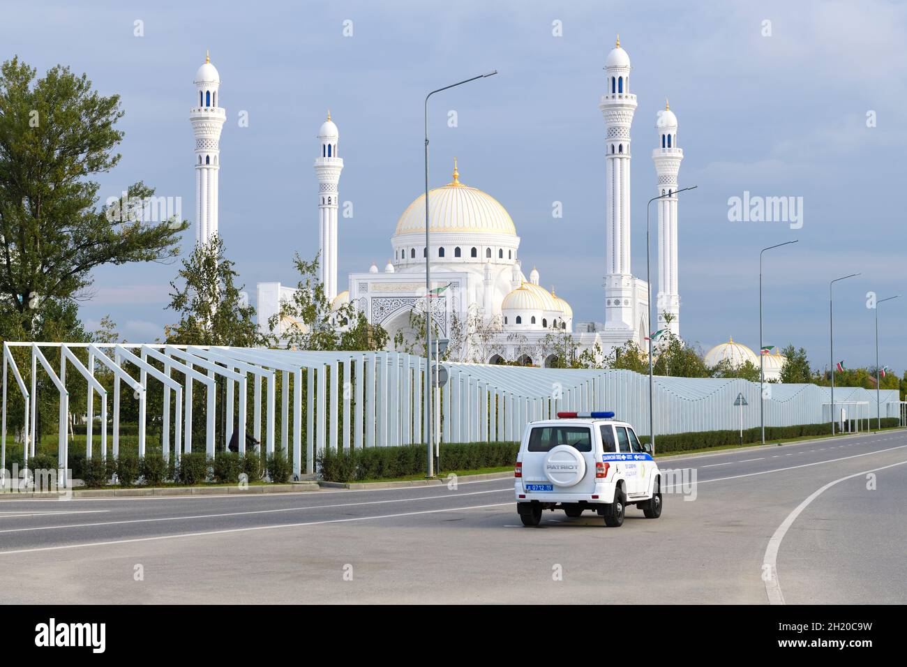 SHALI, RUSSIE - 29 SEPTEMBRE 2021 : voiture de police UAZ-Patriot dans le contexte de la mosquée « fierté des musulmans » septembre matin Banque D'Images